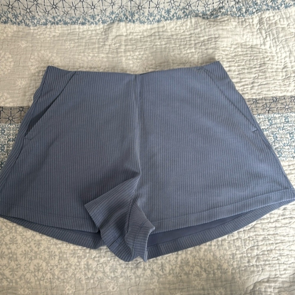 Lululemon shorts size 6